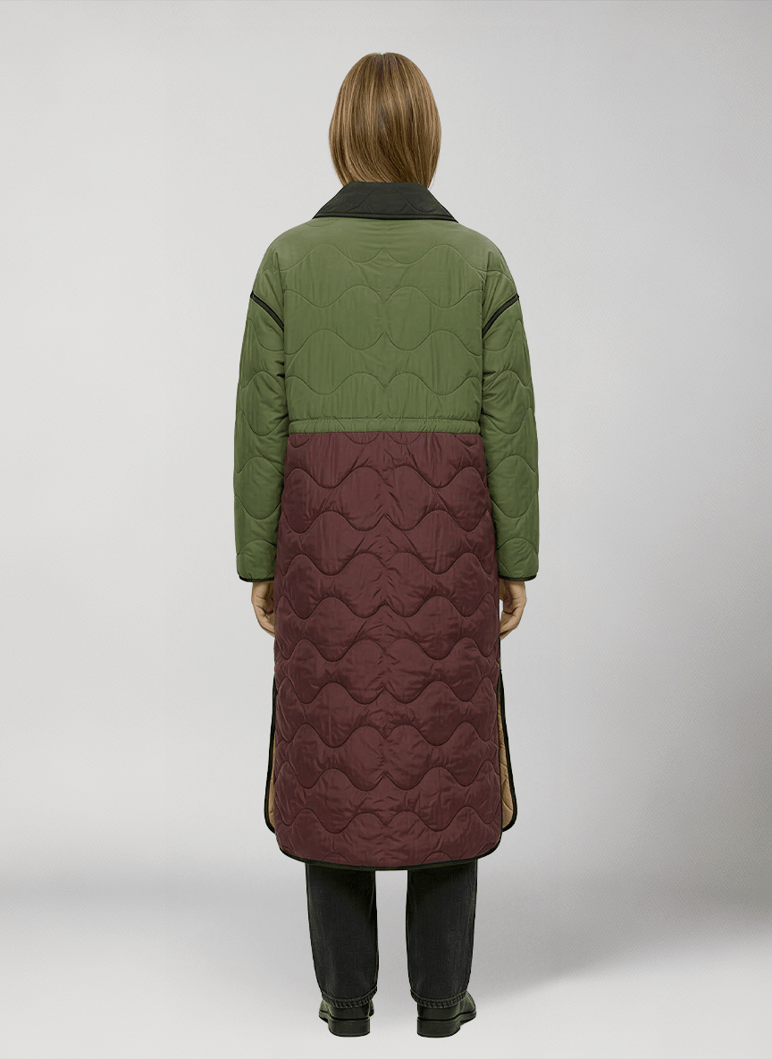 Cappotto Trapuntato Over Fit Anti-Goccia e Reversibile Cashel Long Coat modella retro 
