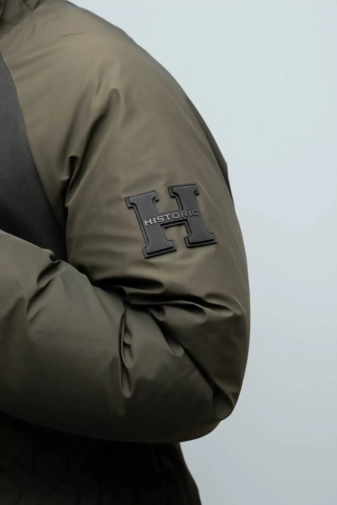 Parka Oversize Uomo in Piuma con Alamari e Pelliccia Polaris Parka Dettaglio 