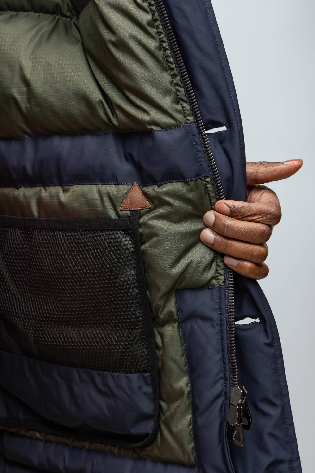 Parka Uomo in Piuma d'Anatra con Collo in Montone Dettaglio Atmospheric Parka 
